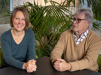 Johanna Carstens und Thomas Hentschel sitting at a desk during the interview