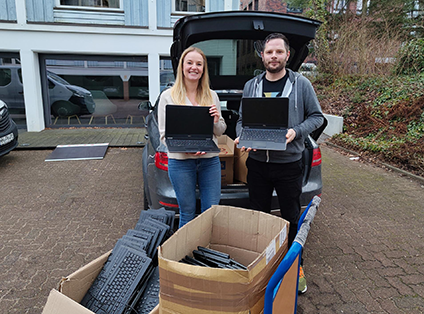 Stephan Danielewski hands over computer to Labdoo  employee. 